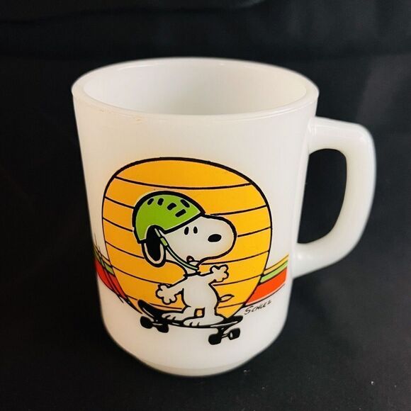 1958 FIRE KING Anchor Hocking SNOOPY Skate Boarding Milk Glass Mug Vintage RARE